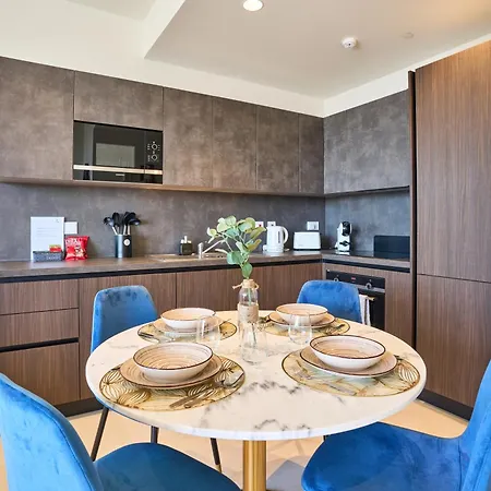 Contemporary Staycation - 16th Floor Apartment *